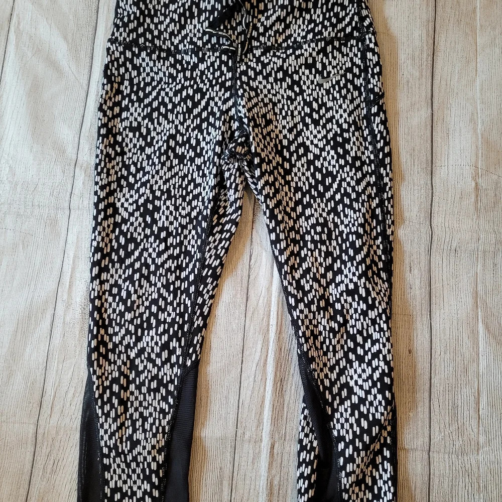 Nike Dri-Fit Black White Leggings Pocket Mesh Panel Size Medium